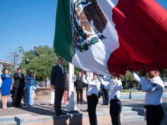 Encabeza Toño Arámbula los últimos Honores a la bandera de su administración