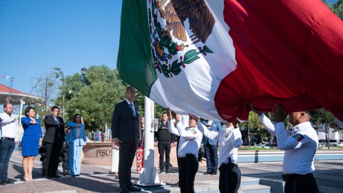 Encabeza Toño Arámbula los últimos Honores a la bandera de su administración