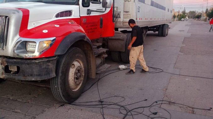 Policías Viales de Aguascalientes atendieron el reporte de un tráiler que provocó daños en el cableado de energía eléctrica, en la colonia Insurgentes