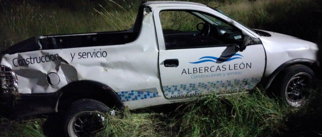 Policías Viales de Aguascalientes atendieron el reporte de accidente tipo salida de camino y volcadura