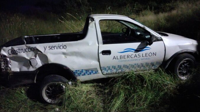 Policías Viales de Aguascalientes atendieron el reporte de accidente tipo salida de camino y volcadura