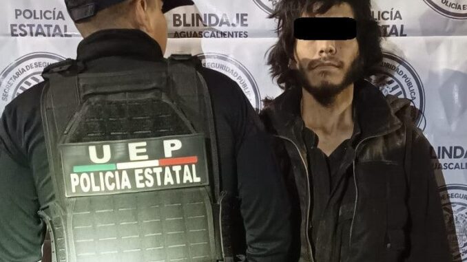 Debido a que llevaba droga entre sus pertenencias fue detenido