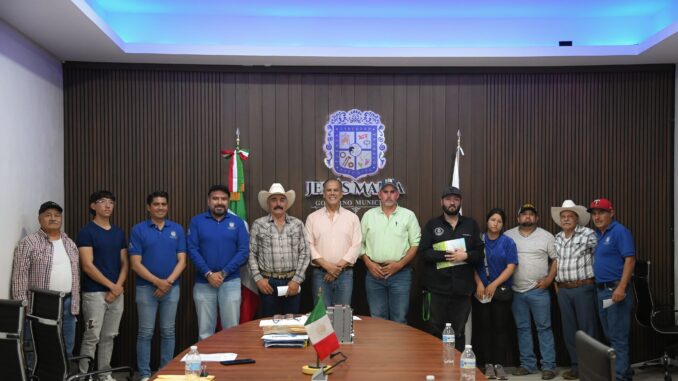 Entrega Antonio Arámbula apoyos a productores de Cempasúchil y Ganaderos