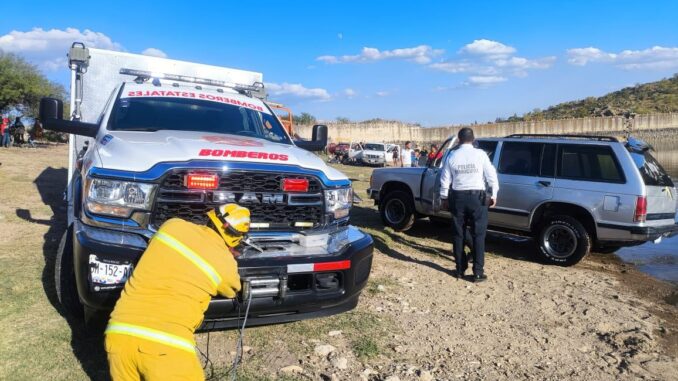 Atienden elementos de Bomberos y Policía Estatal reporte de una camioneta en la presa Los Arquitos