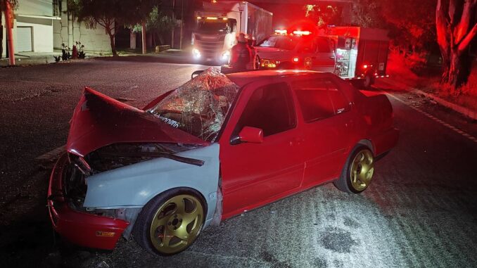 Bomberos del Estado atienden accidente vehicular en el sur de la ciudad