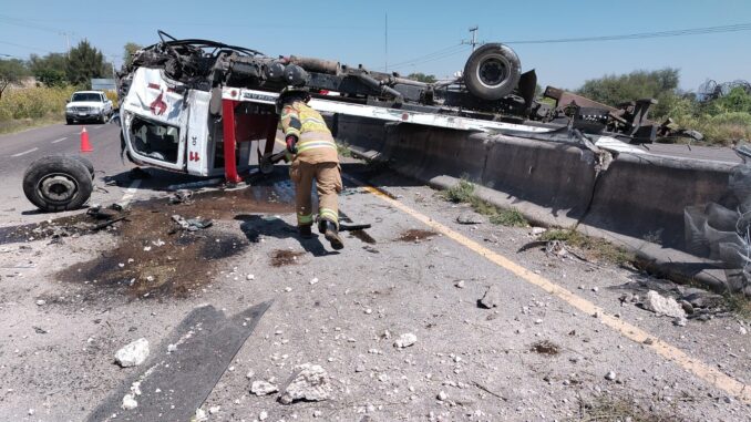 Bomberos del Estado atienden accidente de tránsito en Cosío