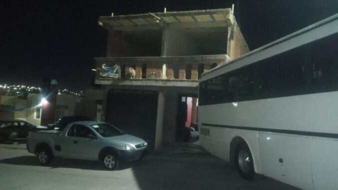 Conductor de autobus del servicio del transporte privado realizó maniobra en reversa impactando un árbol y tres casas habitación