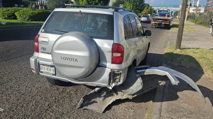 Policías Viales de Aguascalientes atendieron el reporte de un choque entre dos vehículos particulares, registrado en Avenida Aguascalientes