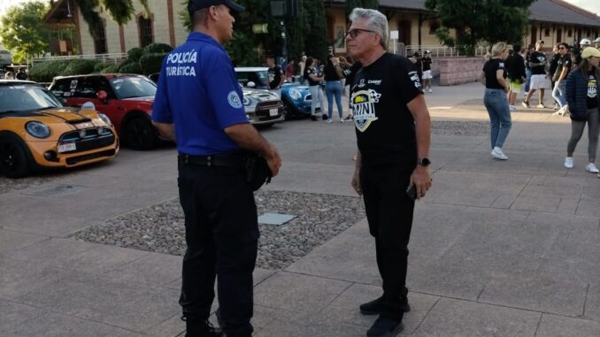 Policía Turística brinda vigilancia a evento automovilístico en Tres Centurias