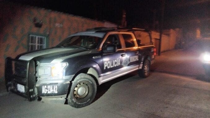 Policías auxilian a persona para trasladarse al Hospital Psiquiátrico