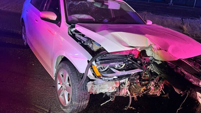 Policías Viales de Aguascalientes atienden reporte de accidente contra un árbol que se registró durante la madrugada