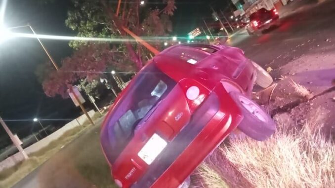 Choque contra poste de alumbrado público fue intervenido por Policías Viales de Aguascalientes