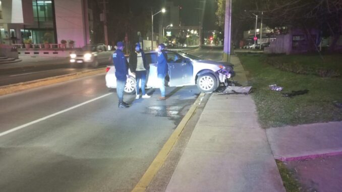 Policías Viales de Aguascalientes atienden reporte de accidente contra el camellón central en la colonia Curtidores