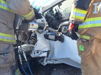 Atienden accidente de tránsito entre tractor agrícola y automóvil