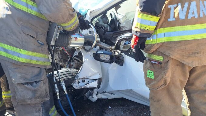 Atienden accidente de tránsito entre tractor agrícola y automóvil