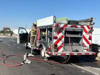 Bomberos del Estado atienden accidente de tránsito con unidad incendiada