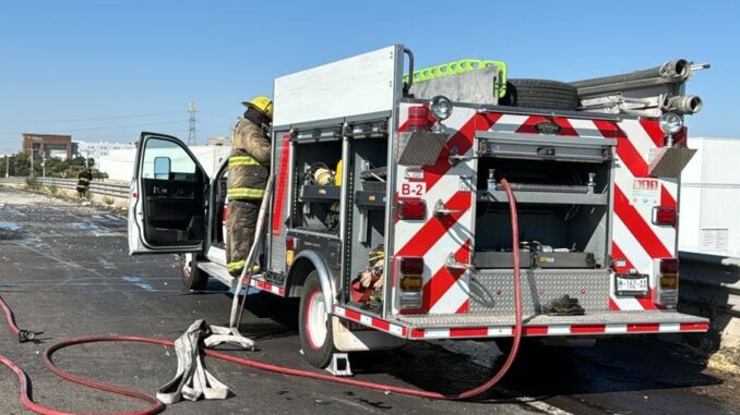 Bomberos del Estado atienden accidente de tránsito con unidad incendiada