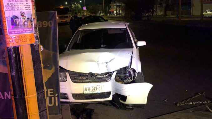 Policías Viales de Aguascalientes atendieron el reporte de accidente contra base de metal de parada de autobús