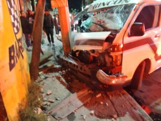 Policías Viales de Aguascalientes atienden reporte de aparatoso choque contra postes de la CFE y TELMEX duranta la madrugada