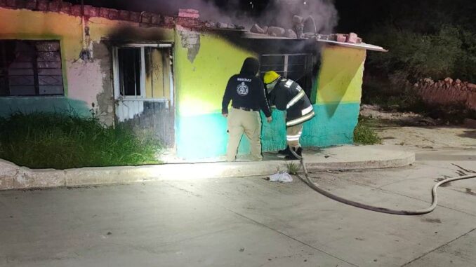 Atienden incendio de casa habitación en Rincón de Romos