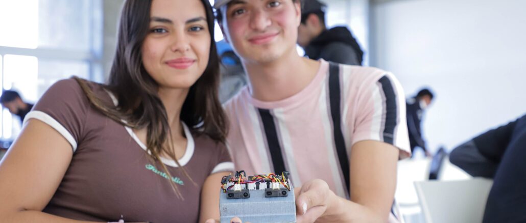 Destacan estudiantes de la UAA en la competencia de Robots Minisumo 2024