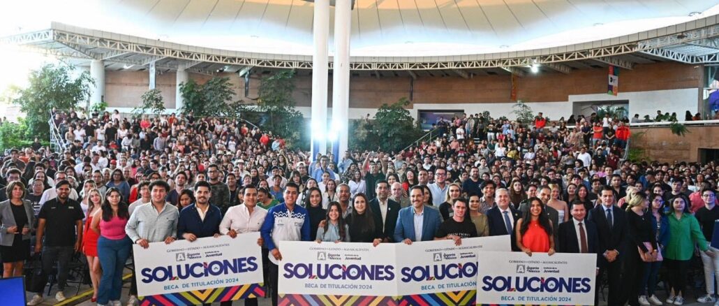 Entrega Gobernadora Tere Jiménez mil 890 Becas de Titulación a Jóvenes Universitarios