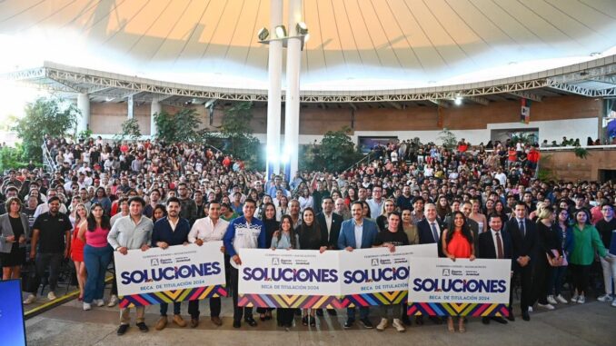 Entrega Gobernadora Tere Jiménez mil 890 Becas de Titulación a Jóvenes Universitarios