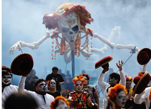 Más de un millón de personas asisten al Gran Desfile del Día de Muertos 2024 de la CDMX