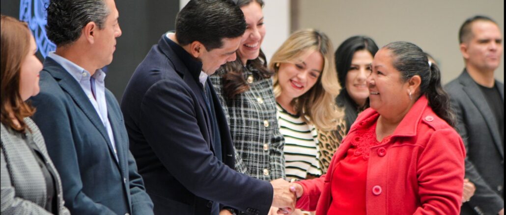 Entrega Leo Montañez Premios a Ganadores del Concurso Abuelito Emprendedor