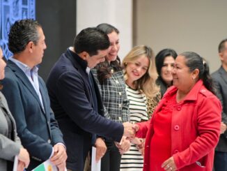 Entrega Leo Montañez Premios a Ganadores del Concurso Abuelito Emprendedor