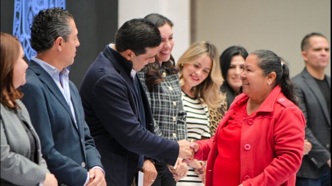 Entrega Leo Montañez Premios a Ganadores del Concurso Abuelito Emprendedor