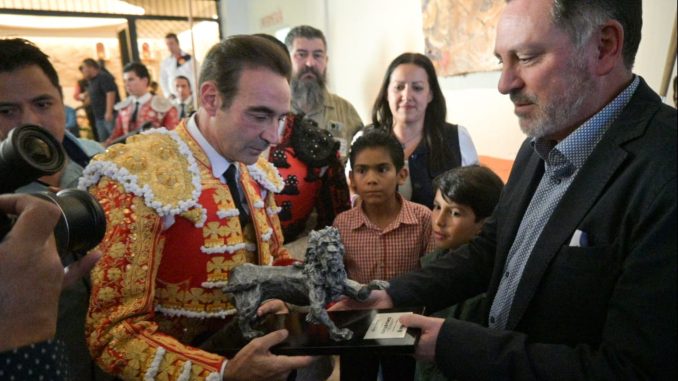 Reconoce la Academia Taurina Municipal de Aguascalientes la trayectoria del Matador de Toros Enrique Ponce