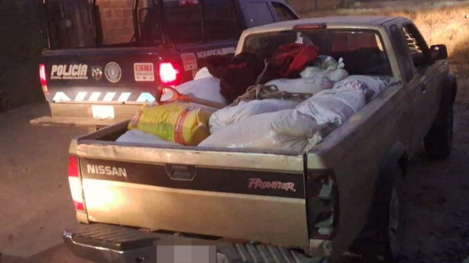 Aseguran camioneta con costales de alimento para ganado propiedad de Ferromex