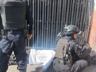 Ciclopolicías de la SSPM brindan los primeros auxilios a una persona lesionada en el exterior del Mercado Terán