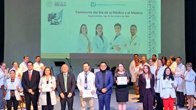 Felicita IMSS Aguascalientes a médicas y médicos por su día y les reconoce programa de Trasplante Renal