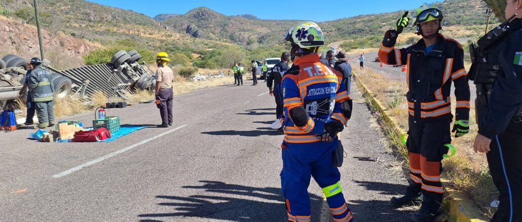 Atienden accidente de tránsito tipo volcadura de tráiler en Calvillo