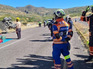 Atienden accidente de tránsito tipo volcadura de tráiler en Calvillo