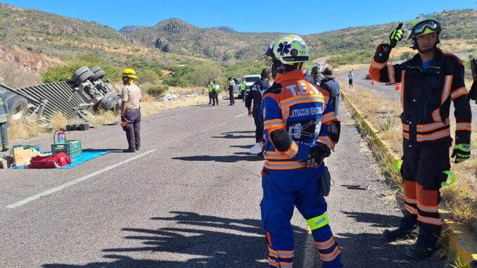 Atienden accidente de tránsito tipo volcadura de tráiler en Calvillo