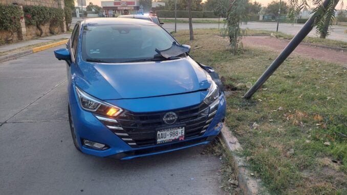 Policías Viales de Aguascalientes atienden reporte de accidente contra poste de alumbrado público en el fraccionamiento Rancho Santa Mónica