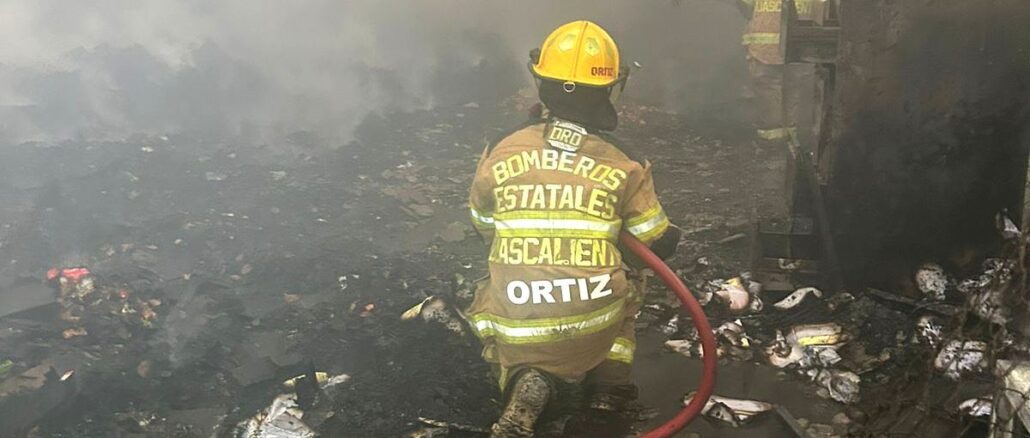 De manera coordinada Bomberos del Estado y de Jesús María, sofocaron un incendio en una fábrica de botanas