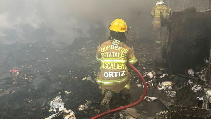 De manera coordinada Bomberos del Estado y de Jesús María, sofocaron un incendio en una fábrica de botanas