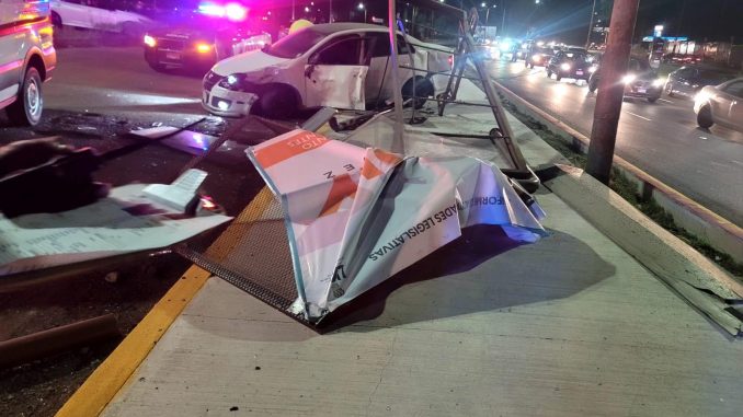 Policías Viales de Aguascalientes atienden reporte de accidente contra una parada de autobús sobre Avenida Aguascalientes frente a la empresa Cinépolis