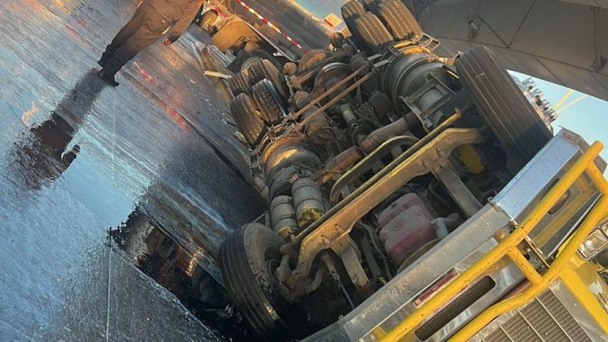 Policías Viales de Aguascalientes atienden el reporte de accidente tipo choque volcadura que se registró sobre Boulevard a Zacatecas