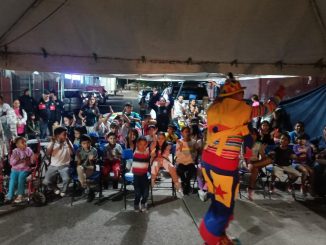 Policías presentes en el Stand de Prevención en Feria de Pabellón de Arteaga