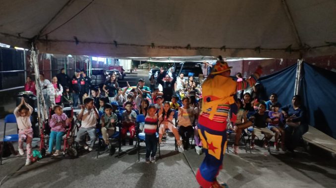 Policías presentes en el Stand de Prevención en Feria de Pabellón de Arteaga