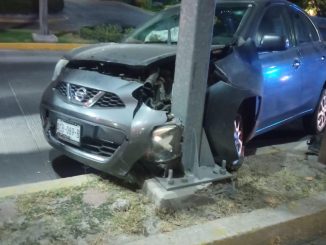 Policías Viales de Aguascalientes atendieron el reporte de accidente contra un poste metálico