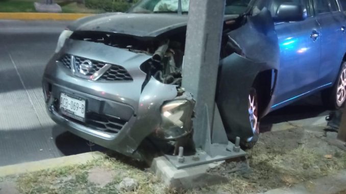 Policías Viales de Aguascalientes atendieron el reporte de accidente contra un poste metálico