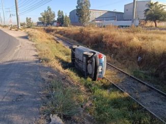 Policías Viales de Aguascalientes atendieron el reporte de accidente tipo salida de camino y posterior volcadura