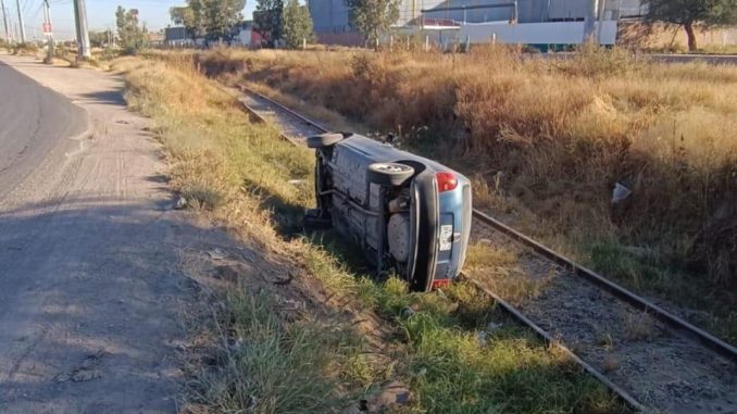 Policías Viales de Aguascalientes atendieron el reporte de accidente tipo salida de camino y posterior volcadura