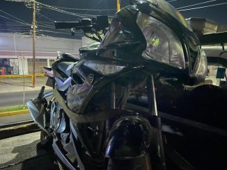 Choque entre motocicleta y vehículo que se registró en Alameda esq con Héroe de Nacozari fue intervenido por Policías Viales